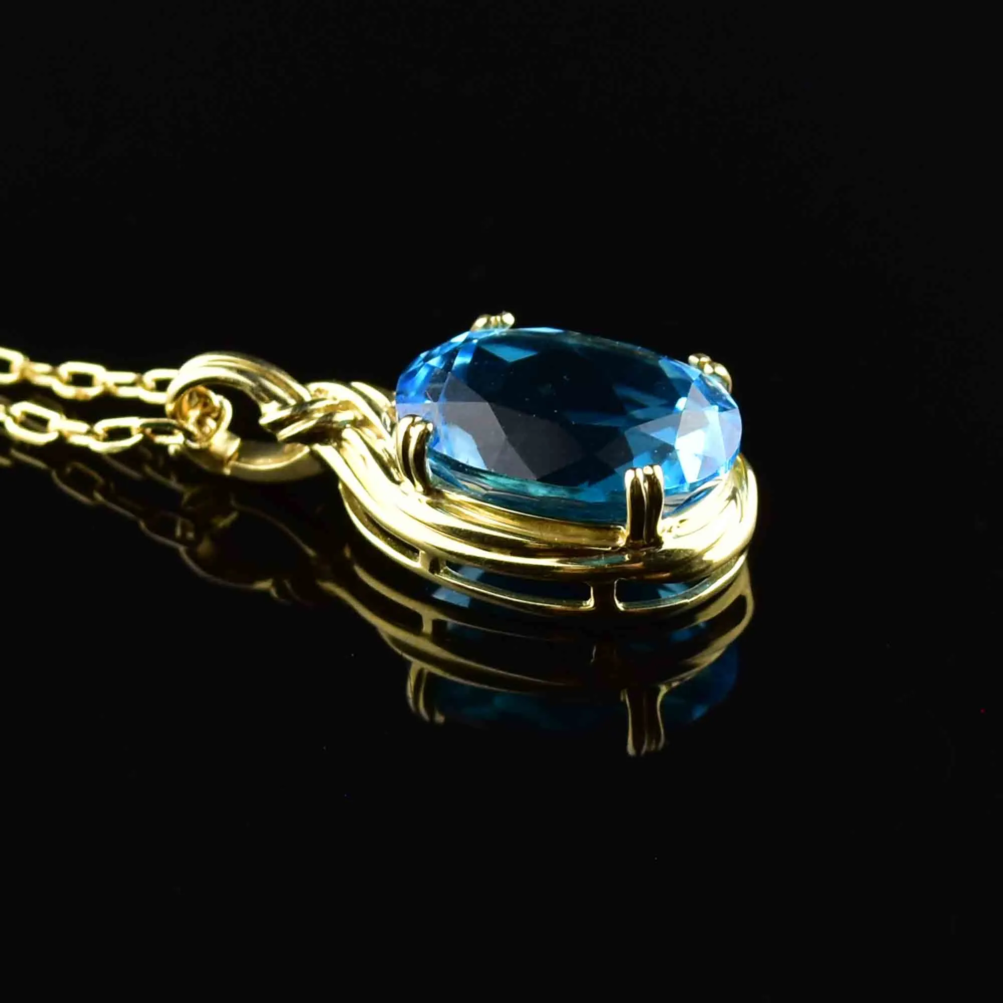 Vintage 10K Gold Knot Blue Topaz Pendant Necklace